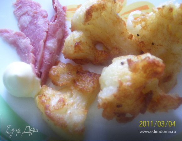 К готовой капусте я подаю такой соус. В майонез добавляю мелко нарезанный (кубиками) помидор, зелень укропа, чеснок. 