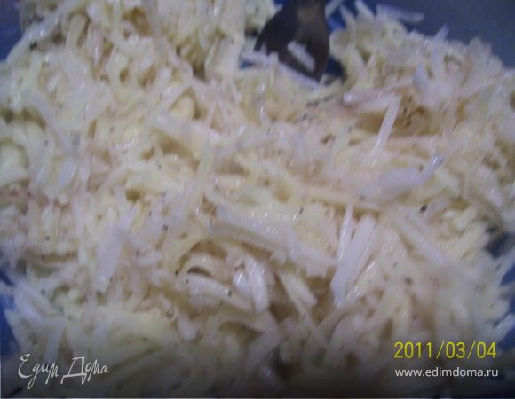 Картофель режем тонкой соломкой (я шинкую на терке для корейской моркови). Промываем в теплой воде, откиидываем на дуршлаг, затем просушиваем на полотенце. Добавляем специи.