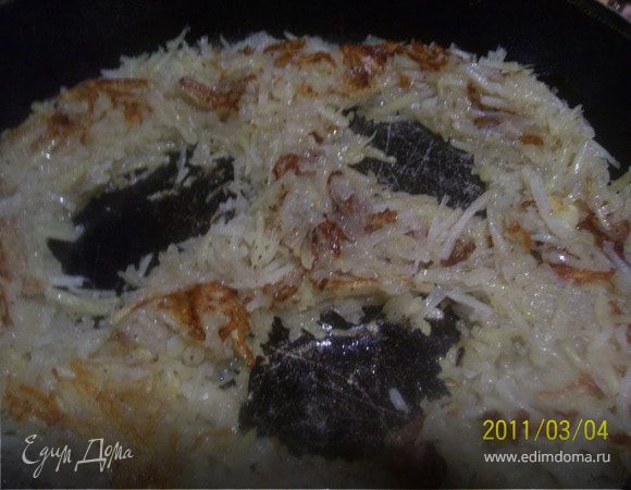 Картофель выложить на сковороду, разровнять и обжарить не размешивая. Затем перевернуть двумя лопатками, дать подрумяниться. Сделать три выемки.