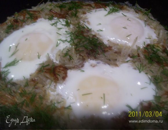 В каждое углубление вбить по яйцу. Яйца посолить. Сковороду накрыть крышкой и подержать на плите 5-7 минут. Гнездышко готово!