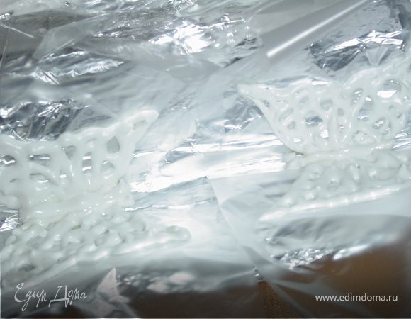 После того, как Вы закончили рисунок, оставляем айсинг на полиэтилене для высыхания на 8-10 часов. Так как изделия из айсинга очень хрупкие, то нужно их сделать побольше. Если нужно изделию придать какую-либо форму, то сделайте какое-то приспособление, которое будет соответствовать необходимой Вам форме.