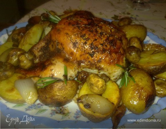 Через 1 час вынуть противень с рукавом, аккуратно разрезать рукав (осторожно, воздух внутри очень горячий), и выложить цыпленка на блюдо, обложив его овощами и грибами. Образовавшийся сок аккуратно слить и при желании полить им цыпленка. 