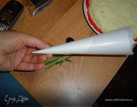 Нарисовать кетчупом паутинку.