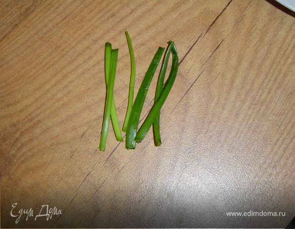 Перышки зеленого лука нарезать на шесть одинаковых отрезков.