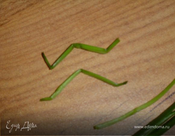 Согнуть каждый отрезок посередине и по краям.Это - лапки паука.