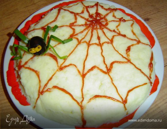 Зернышко кукурузы поперек надрезать,оставив не разрезанной верхушку зернышка.Развернуть половинки зернышка.Это - глазки.Зрачки сделать из икринок.Уложиь лапки,а в серединку уложить маслину-туловище.