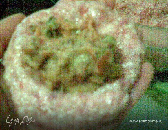 Из готового фарша формировать лепёшки на середину которых уложить фасолево-овощное пюре и слепив края придать форму шарика. 