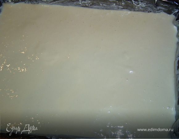  Маргарин положить в молоко и , помешивая, довести до кипения.
Отставить и сразу же высыпать всю муку с разрыхлителем и хорошо перемешать. Дать немного остыть. А затем втереть миксером яйца по одному, хорошо перемешивая до однородной массы.
Берем противень и застилаем его пергаментной бумагой, смазаной маслом.
На нее выливаем тесто и укладываем на него порезанные маслины.
Ставим противень в разогретую духовку и печем при 200 гр до готовности
Когда готовый корж остынет, его надо перевернуть маслинами вниз. 