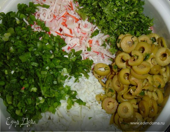 Мелко нарезать вареные креветки, кружочками оливки. Нарезаем и обжариваем грибы. На крупной терке натираем яйца, рубим зелень.Все смешиваем, добавляем немного сметаны, а так же надо немного подсолить. 