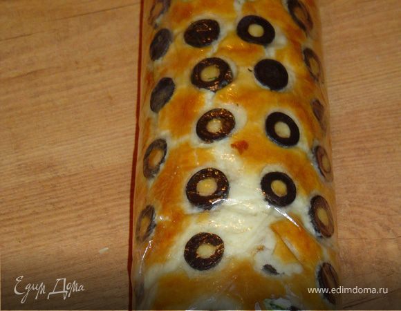 Эту начинку наносим на корж и сворачиваем в рулет.
Заворачиваем его в целлофан и охлаждаем на протяжении 2 часов. 