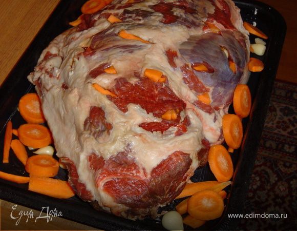 Противень смазать жиром, положить баранью ногу, натереть ее солью и специями и обложить ее морковью и сельдереем. 