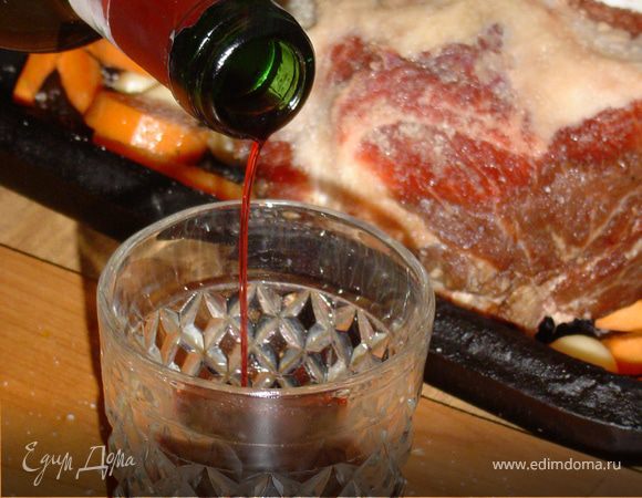 Налить пол стакана сухого вина и разбавить его водой, затем влить в противень.
Противень накрыть фольгой и поставить в горячую духовку при температуре 200 гр. Запекать 2 -2, 5 часа. Когда нога будет готова, снять фольгу и оставить ее в духовке на 15 мин.
  Баранина готова!