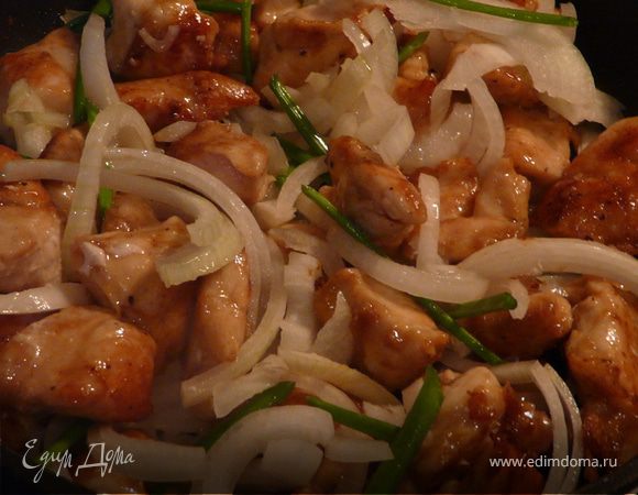 Соединить соевый соус, перец, соль и крахмал с 1-2 ст.л. воды и положить в эту смесь мясо. Оставить на 30 мин.
В воке или сковороде обжарить  мясо на растительном масле до золотистого цвета, теперь добавить лук. Пару минут протушить и влить смесь кетчупа с патокой/hoisin и чили. Прогреть минуту и подавать.
