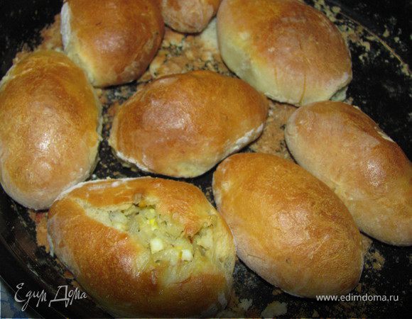 Приготовим продукты - это значит, они должны быть одной температуры (комнатной! или "кухонной"), заранее их вынуть из холодильника, жидкость можно слегка подогреть. Муку просеять. Дрожжи перетереть руками с мукой до однородной крошки (дрожжи всегда должны быть качественными и свежими). Вливаем теплое молоко и перемешиваем. Затем желтки с раст. маслом, растопленное сливочное масло, соль и сахар. Всё вымешать. Я  сначала мешаю миксером, чтобы тесто было однородным, а потом - руками.Тесто помещаю в кастрюлю с высокими стенками, сверху два кухонных полотенца. И  даем тесту время - сколько точно очень сложно определить. Примерно 3 часа, но если оно стоит возле включенной духовки, то хватает 1.5 часа. Перед тем как лепить пирожки тесто нужно обмять.  С формовкой изделий тоже никаких проблем: на стол, посыпанный мукой, кладём тесто, отделяем кусочки и руками расплёскиваем в лепёшки. Кладём начинку и залепляем.

Начинка: рис отварить в соленной воде. Яйца сварить. Яйца порезать на кубики. Зелень порубить. Все вместе соединить и хорошо перемешать. 

Пирожки кладу на посыпанный мукой противень.Смазываю взбитым яйцом. и в духовку на 180 гр.
 