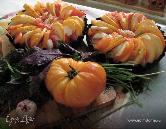 Кабачок, помидоры, лук, и морковь нарезать очень тонкими кружочками. В форму, чередуя, выложить кабачки, помидоры, лук, морковь.
Чеснок мелко порезать и посыпать сверху. Так же поступить и с петрушкой и базиликом. Посолить и поперчить. У меня получилось на две формы. В каждую я добавила 2 ст.л. воды и 1 ст.л. масла. Запекать 25-30 мин.