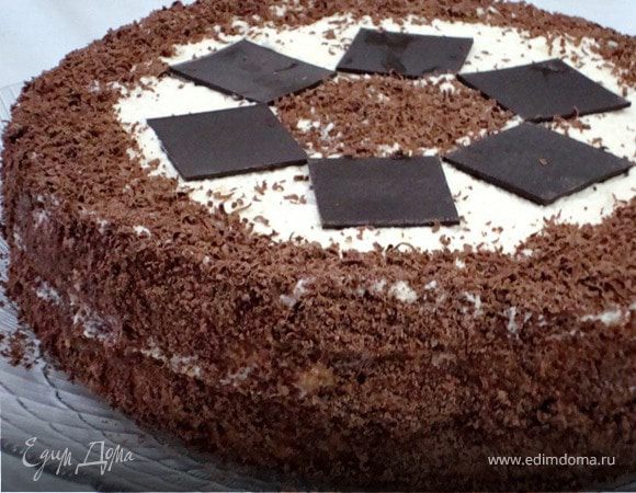 15. На верхний корж и на бока нанести сливочный крем.
Натереть шоколад и украсить торт.