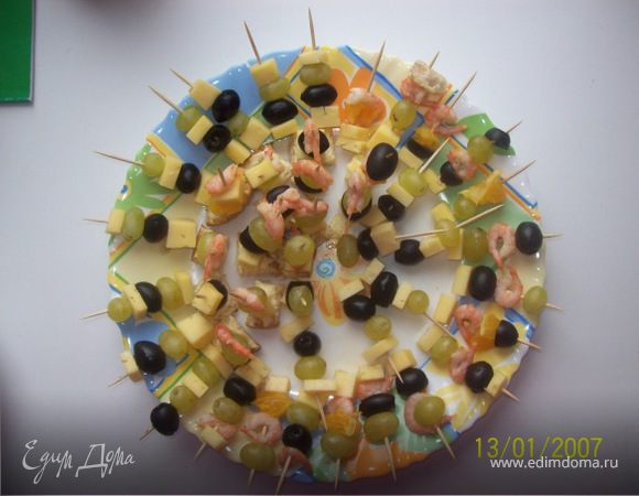 Рецепт очень прост нарезать кубиками и насадить на зубочистки, хорошо подходить к вину !!!