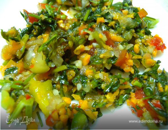 Все овощи вымыть, очистить, нарезать очень мелко, засыпать солью. Перец, помидор и лук я нарезаю ножом, а морковь предпочитаю измельчать блендером или пропускать через мясорубку. Дать немного постоять, чтобы образовался сок.