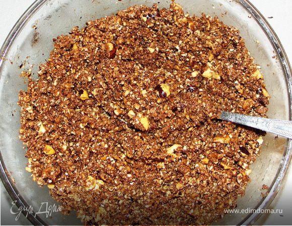 Перемешать все сухие ингредиенты(кроме марципана),Добавить шоколад,масло и мёд.Количество масла и мёда определите сами.Масса при сжимании должна формироваться,но не быть жидкой.