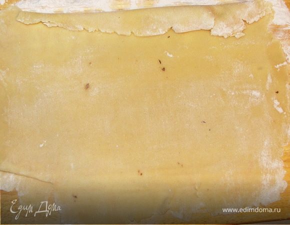 Белый марципан раскатать в тонкий блинчик.Порвать кусочками и добавить к общей массе.