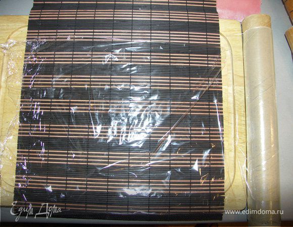 Взять бамбуковый коврик и застелить его пищевой плёнкой.Выложить на него ореховую массу и аккуратно свернуть в цилиндрик.Убрать на пару часов в морозилку.