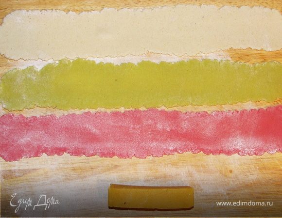 Цветной марципан раскатать на доске и собрать из него обёртку нужной нам длины и ширины.