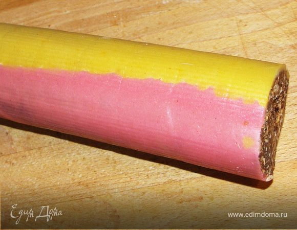 При помощи коврика и плёнки обернуть цилиндрик марципаном.(можно смазать цилиндрик жидким мёдом чтобы марципан надёжно прилип)Немного покатать его в коврике чтобы марципан прилип и равномерно распределился.Убрать ещё на пару часиков в морозилку.(Если вы оставите в морозилке на большее количество времени,то перед нарезкой не забудьте заранее достать)