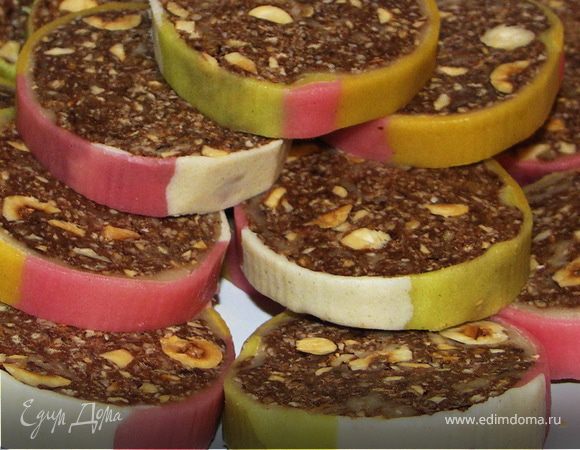 После нарезания и до подачи на стол хранить в холодильнике или в морозилке.