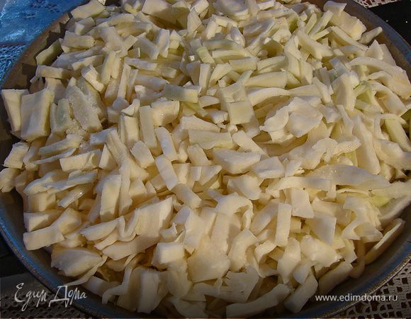 Капусту нарезать, присолить, добавить воды и поставить тушиться под крышкой где-то на 1-1,5 часа (масло надо добавить минут за 15 до окончания тушения). Не забывайте подливать воду по мере выкипания.