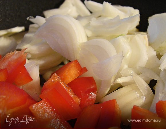 Нарезать лук и перец, и обжарить их на небольшом количестве масла.