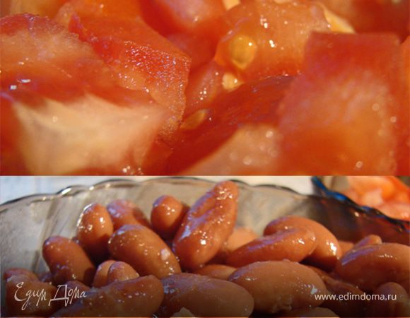 Когда пассировка станет мягкой, добавим помидоры, посолим, и минут через 5-7 добавим фасоль. Все как следует перемешаем и прогреем.