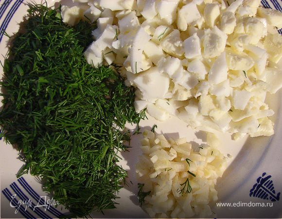 В готовую капусту загружаем поджарку, перчим, перемешаем, прогреем, добавим укроп и вареные яйца. Снова все перемешаем, прогреем и минут через 5 выключим. Теперь  добавим рубленый  чеснок (чеснок прогревать не надо). Немного яиц и укропа можно оставить для украшения готового блюда.