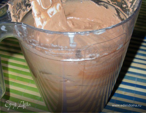 1.Отделить белки от желтков.Белки взбить постепенно добавляя сахар,добавить желтки и взбить еще раз.
2.Размять(или растопить)маргарин и соединить со взбитой массой.
3.Так же,добавить муку,какао и соду-все хорошенечко перемешать.
4.Готовое тесто вылить в форму(устеленную пергам.бумагой)и печь в прогретой духовке 30-40мин.