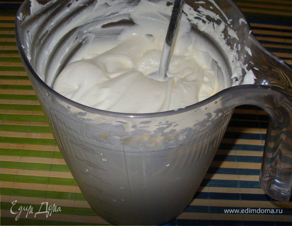 Сметану взбиваем с сахар.пудрой и добавляем не спеша загуститель сметаны(я добавляла сметанфикс),у меня ушло 2,5 пакетика.Все хорошенечко перемешиваем что бы не было комочков.