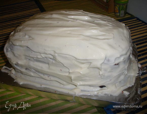 Теперь нарезанные коржи смазываем сметанным кремом,после обмазываем торт полностью(по желанию посыпаем тертым шоколадом).