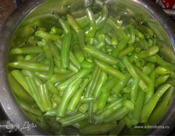 Фасоль бланшировать в подсоленной воде и слить, когда она станет мягкой. 