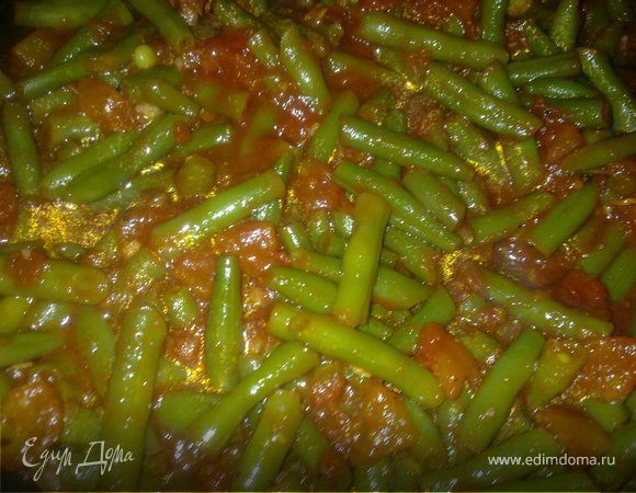 Чеснок обжарить на оливковом масле, добавить помидоры, довести до кипения, посолить, поперчить, и оставить минут на 15 на медленном огне пока соус не загустеет. Добавить фасоль, и хорошо перемешать её с получившимся соусом.