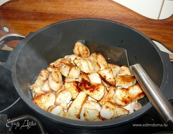 Нарезать филе на небольшие кусочки и обжарить на сильном огне до образования румяной корочки. Лучше делать это в несколько приемов, чтобы кусочки мяса именно обжаривались, а не тушились. Переложить в латку, в которой будет тушиться мясо. 