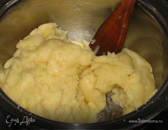 Растворить маргарин, добавить к нему воду, щепотку соли, довести до кипения, снять с огня и всыпать муку. Перемешать до однородной массы. Оставить охлаждаться.