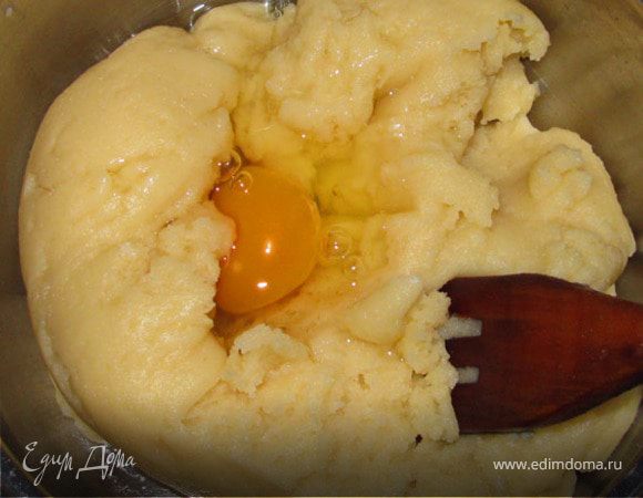 В тесто вбить по одному 7 яиц, постоянно помешивая.