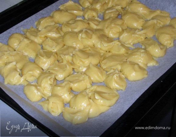 Тесто выложить в форму размером 38Х41см на бумагу для выпечки чайной ложкой. Из полученного теста надо испечь 2 коржа. Можно разделить тесто на 2 части, а можно разрезать уже готовый корж (я делаю именно так). 