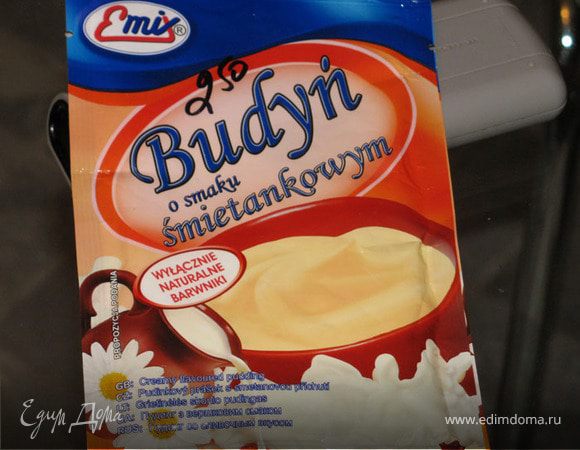 В молоке развести пудинг в соответствии с инструкциями, размещенными на упаковке.