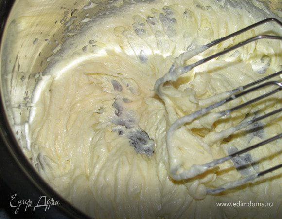 Масло взбить с сахаром и 2 ст. л. пудинга, добавить  чуть теплый готовый пудинг и еще раз взбить до однородной массы (не слишком долго)