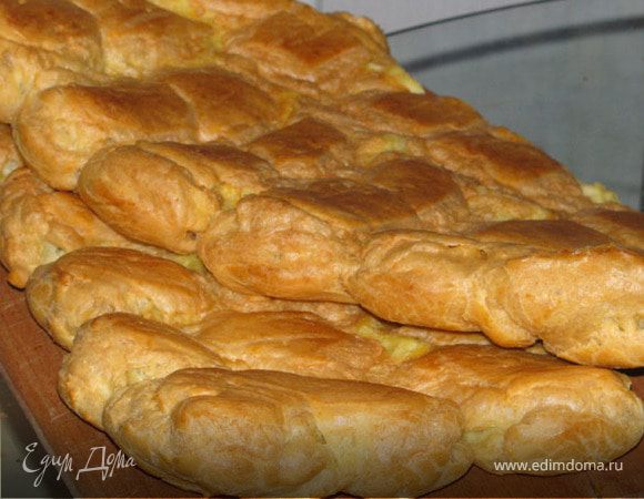 Разрезать корж на 2 части по ширине.