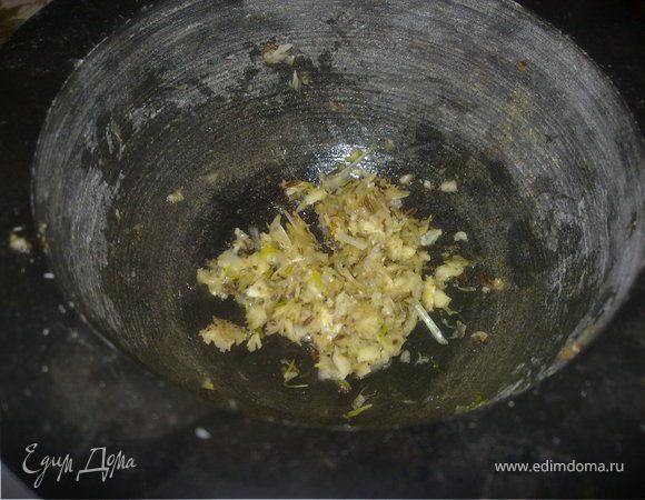 Измельчить в ступке чеснок с тмином.