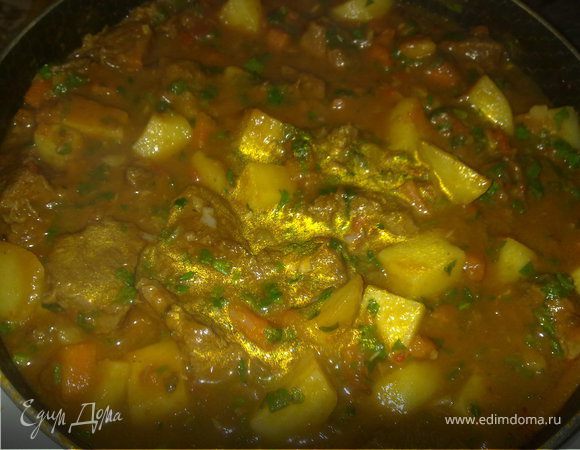 Выключить огонь, добавить пасту из чеснока и тмина, мелко порубленную зелень петрушки, хорошо перемешать и дать настояться с закрытой крышкой  минут 10. 