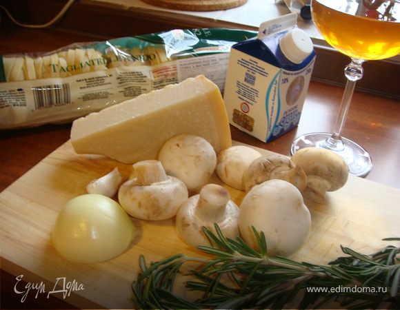 Лук нарезать "Чесночком", чеснок раздавить плоской стороной ножа и измельчить. На оливковом масле обжарить до прозрачности лук и чеснок, добавить вино, немного выпарить на медленном огне.