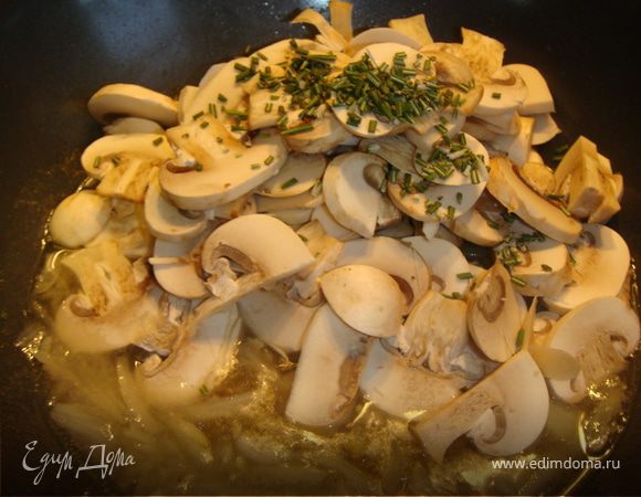 Шампиньоны нарезать тонкими пластинками, добавить в сковороду, засыпать специи, соль, залить сливки, довести до кипения и томить на медленном огне минут 30. За пару минут до готовности добавить натертый пармезан.