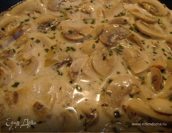 Макароны отварить в подсоленной воде "альденте", воду слить, добавить соус, перемешать. Выложить на тарелку, сверху присыпать пармезаном.