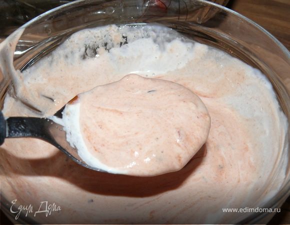 Смешать все ингредиенты для соуса.Очистить креветки, несколько оставить для украшения.